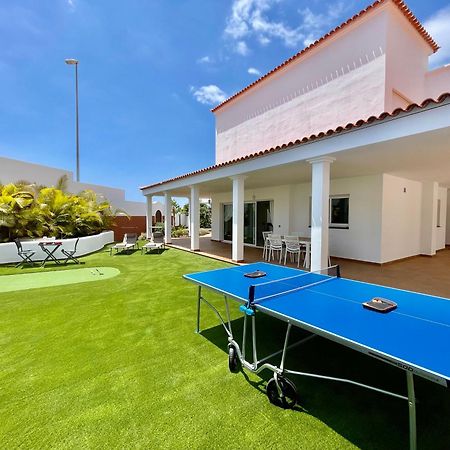 Villa Amorio A Spacious Modern Getaway With A Private Heated Pool & Sea Views Адехе Екстериор снимка