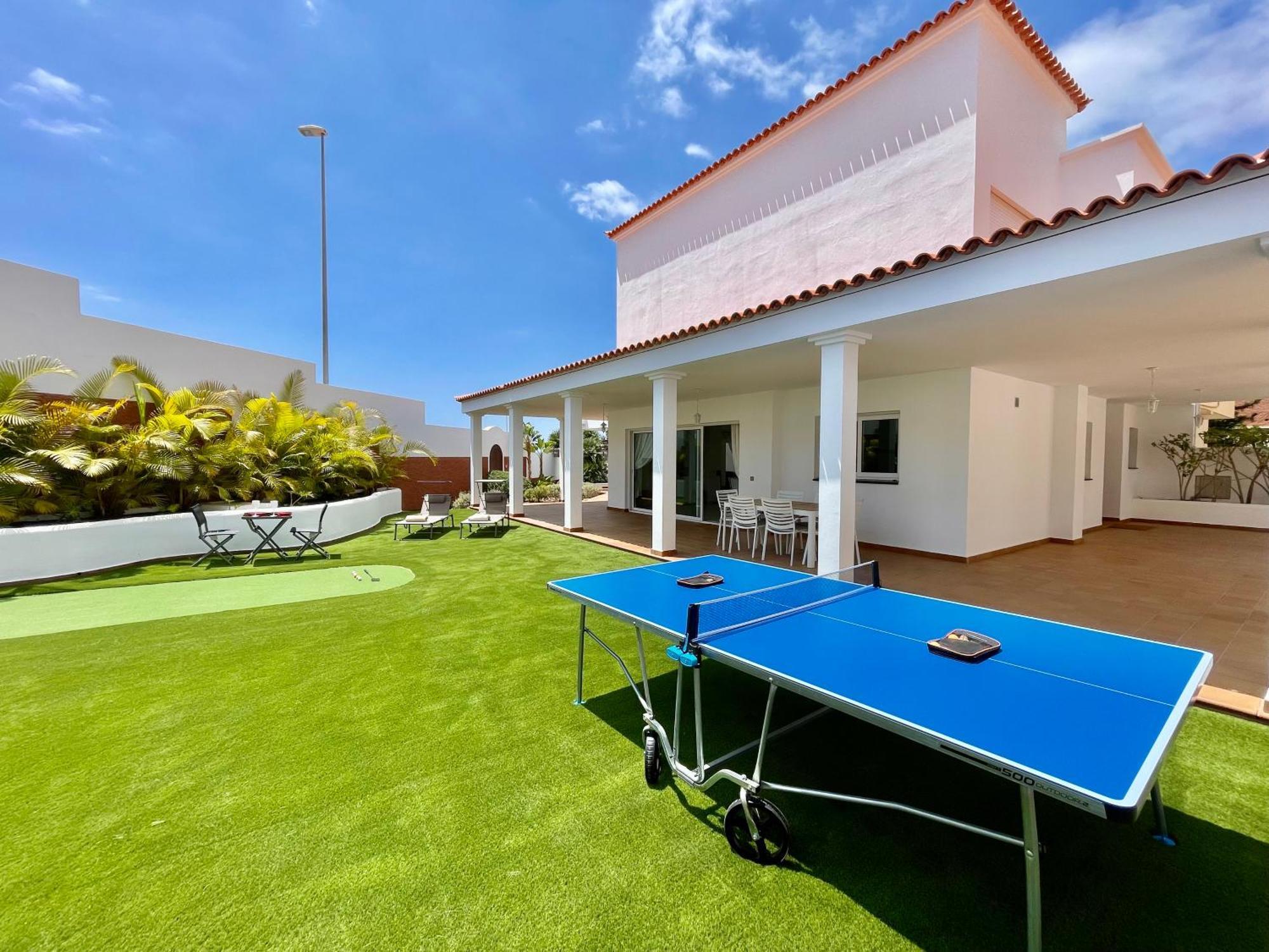 Villa Amorio A Spacious Modern Getaway With A Private Heated Pool & Sea Views Адехе Екстериор снимка