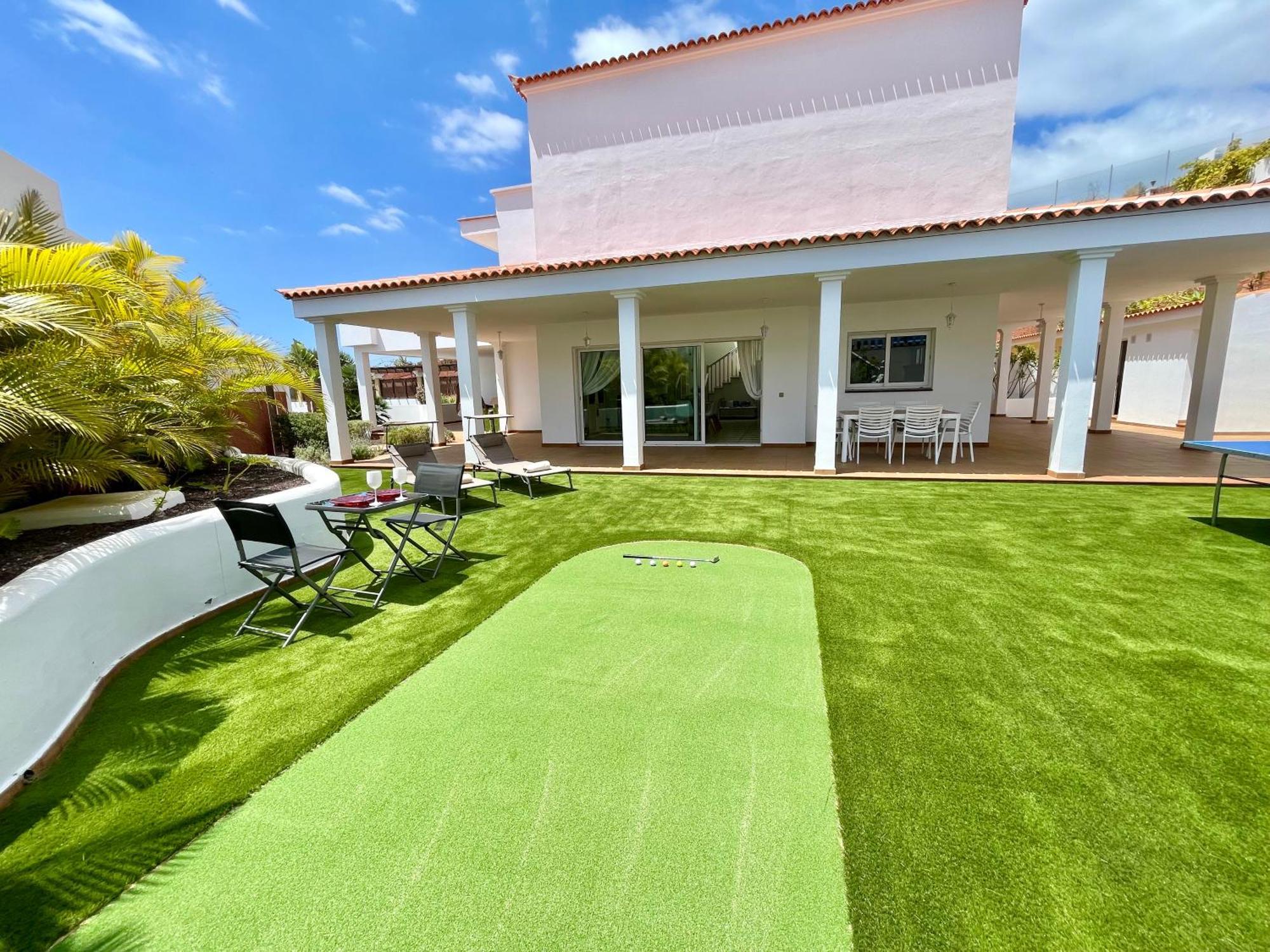 Villa Amorio A Spacious Modern Getaway With A Private Heated Pool & Sea Views Адехе Екстериор снимка