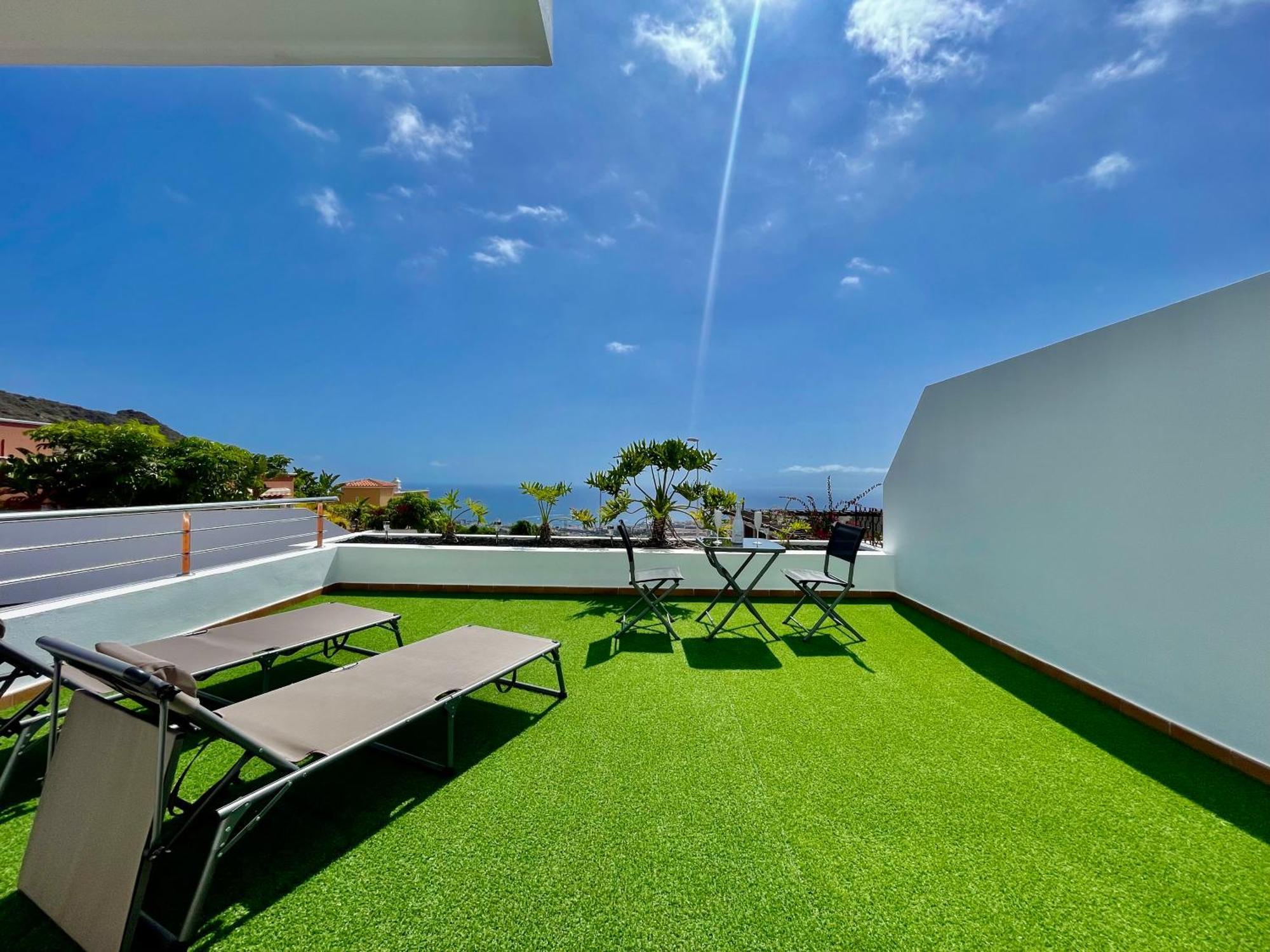 Villa Amorio A Spacious Modern Getaway With A Private Heated Pool & Sea Views Адехе Екстериор снимка