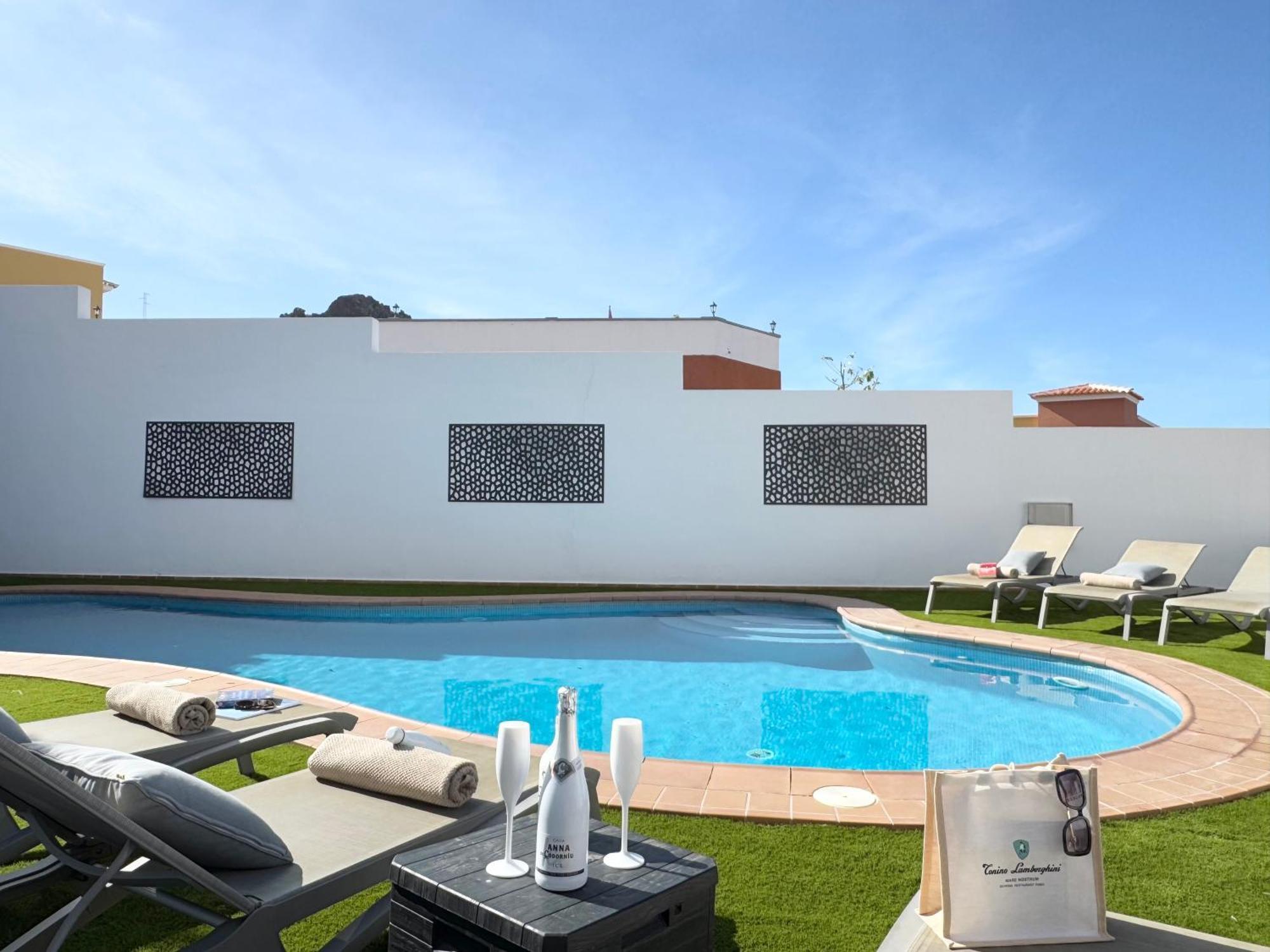 Villa Amorio A Spacious Modern Getaway With A Private Heated Pool & Sea Views Адехе Екстериор снимка