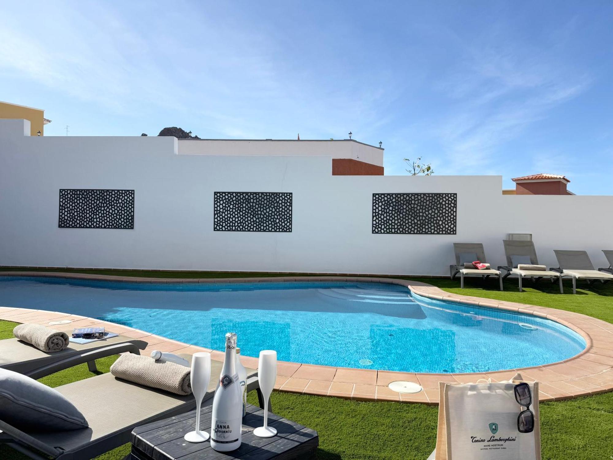 Villa Amorio A Spacious Modern Getaway With A Private Heated Pool & Sea Views Адехе Екстериор снимка